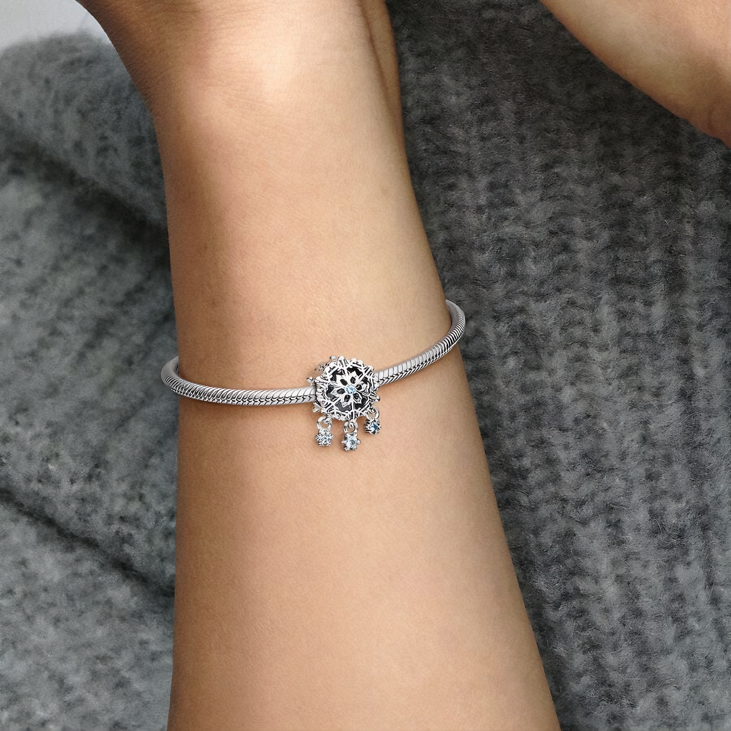 LUMİNA Kar Tanesi Charm – Işıltılı Mavi Taş Detaylı
